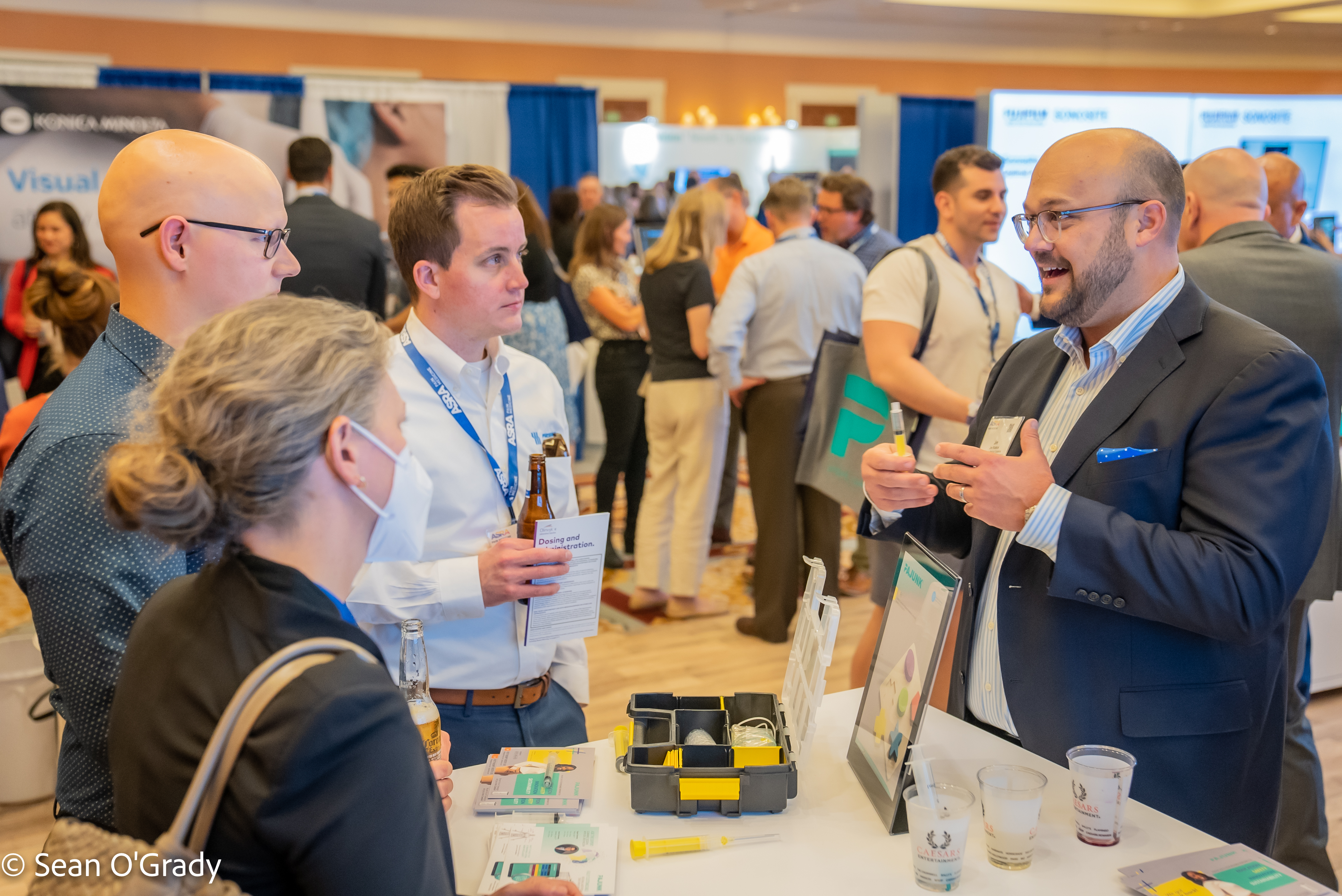 Exhibitor and attendee discuss products